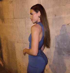 redvid io clara fernández in a gorgeous blue dress (4)