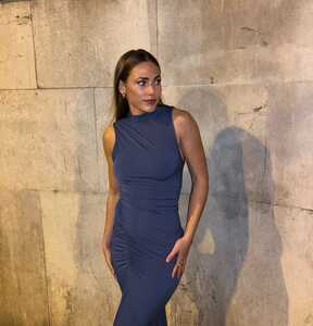 redvid io clara fernández in a gorgeous blue dress (3)