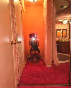 Famosas usando sentadas en WC